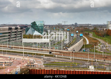 Arterie e viadotti di Utrecht City con la stazione ferroviaria Leidsche Rijn e l'autostrada A2 occupato con il traffico. Utrecht, Paesi Bassi. Foto Stock