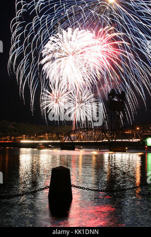 Fuochi d'artificio in Stillwater, Minnesota durante il quarto di luglio Foto Stock