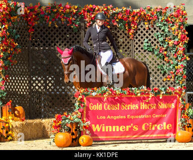 Dressage rider che posa sul suo supporto nel cerchio dei vincitori Foto Stock