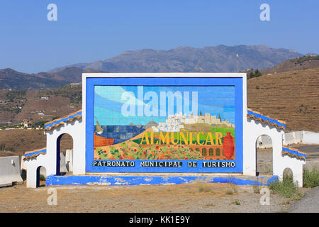 Close-up di un mosaico di pietra segno città lungo la strada costiera di Almuñécar, Spagna Foto Stock