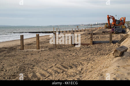 Enfield, Dorset, Inghilterra, novembre 2017, lavori in corso per la creazione di nuovo le difese del mare. Foto Stock