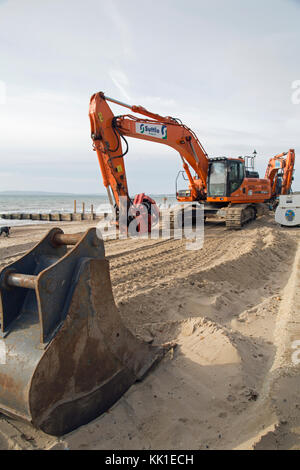 Enfield, Dorset, Inghilterra, novembre 2017, lavori in corso per la creazione di nuovo le difese del mare. Foto Stock