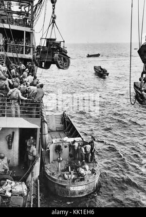 Gli sbarchi Guadalcanal-Tulagi, 7-9 agosto 1942 Descrizione: U.S. Marine Corps M2A4 Stuart luce serbatoio è issata dalla USS Alchiba (AK-23) in un LCM(2) landing craft, spegnere il Guadalcanal invasione sulle spiagge del primo giorno di sbarchi vi, 7 agosto 1942. Foto Stock