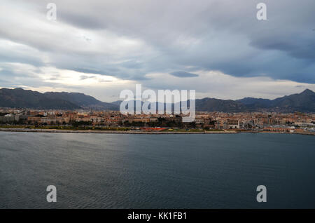 Vista dalla Stazione Marittima sulla Via del Mare, crociera porto di Palermo, Italia. Vista della città, del Monte Pellegrino e del mare circostante. Foto Stock