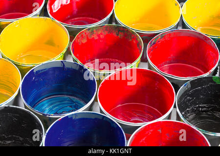 Vista superiore della vecchia vernice cmyk lattine. SFONDO COLORATO Foto Stock