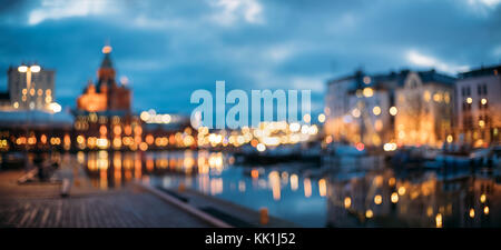 Helsinki, Finlandia abstract sfocato bokeh di fondo urbano architettonico sfondo panoramico della Cattedrale Uspenski e città embankment. sfocati di luce sullo sfondo Foto Stock