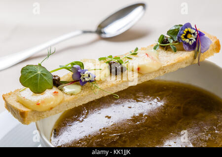 Elegante gourmet zuppa di cipolla decorate con toast slice Foto Stock