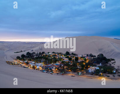 Oasi di Huacachina al crepuscolo, vista sopraelevata, regione di Ica, Perù Foto Stock