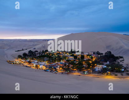 Oasi di Huacachina al crepuscolo, vista sopraelevata, regione di Ica, Perù Foto Stock