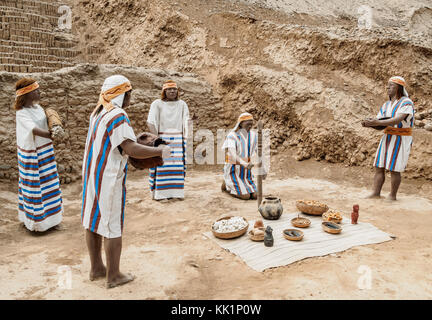 Scena di vita in Huaca Pucllana piramide, quartiere di Miraflores, Lima, Peru Foto Stock