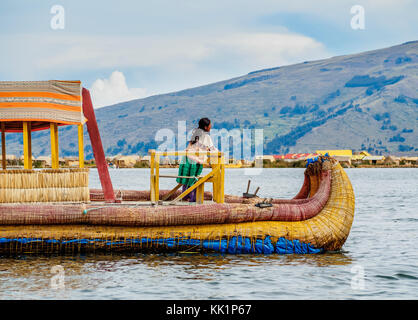 Tradizionale barca Reed, Uros isole galleggianti, il lago Titicaca Puno, Regione, Perù Foto Stock