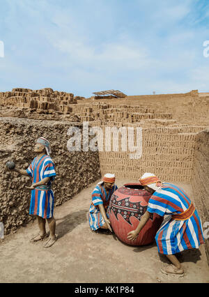 Scena di vita in Huaca Pucllana Piramide, quartiere di Miraflores, Lima, Peru Foto Stock