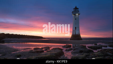 Pesce persico rock lighthouse, new brighton, bassa marea sulla spiaggia al tramonto, crepuscolo, crepuscolo Foto Stock
