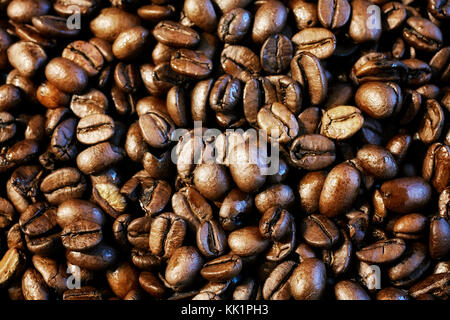 Close up foto di fresco Arabica torrefatto Caffè in grani, il fuoco selettivo. Foto Stock
