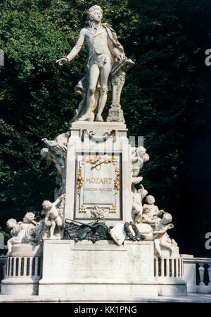 Wolfgang Amadeus Mozart la statua del famoso compositore in un parco a vienna austria 2010 Foto Stock