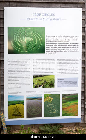 Scheda Informazioni pannello di circa Crop Circles al Barge Inn, Honeystreet, Wiltshire, Inghilterra, Regno Unito Foto Stock