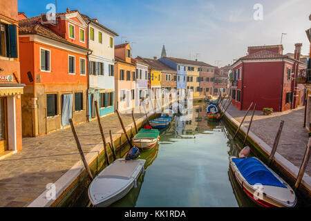 Venezia (Venezia) Italia, Ottobre 17, 2017 - Vista dell'isola di Burano, una piccola isola all'interno di venezia zona famosa per la produzione di merletti e le sue case colorate Foto Stock