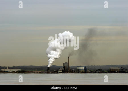 Port Talbot Steel Works viste attraverso Swansea Bay con un teleobiettivo Foto Stock