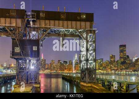 Il molo di long island vicino al gantry plaza del parco statale - Borough of Queens - New York City. Foto Stock