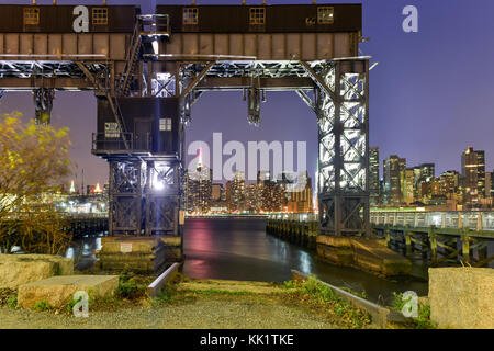 Il molo di long island vicino al gantry plaza del parco statale - Borough of Queens - New York City. Foto Stock