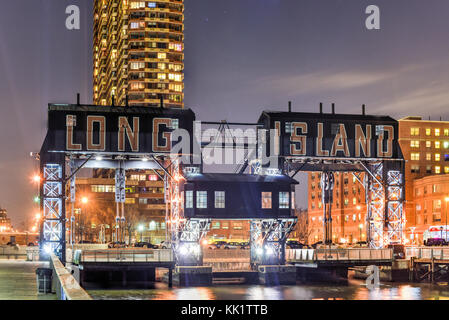 Il molo di long island vicino al gantry plaza del parco statale - Borough of Queens - New York City. Foto Stock