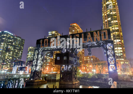 Il molo di long island vicino al gantry plaza del parco statale - Borough of Queens - New York City. Foto Stock