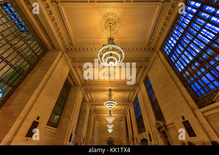 New York City - dicembre 28, 2015: beaux-arts di attesa in stile sala decorata con lampadari in grand central terminal in New York City. Foto Stock