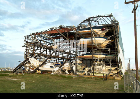 Uragano "Harvey" 2017 danni provocati dalla tempesta, Cove Harbour Marina & pila a secco, Rockport, TX Foto Stock