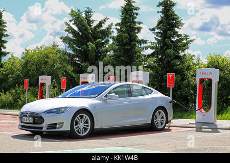 Paimio, Finlandia - 14 maggio 2015: tesla model s è in carica di tesla supercharger stazione. ricarica della batteria da 10 a 80 percento dura circa 4 Foto Stock