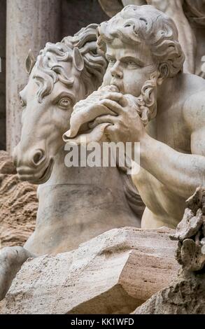 Dettagli della fontana di trevi statue. la fontana di Trevi è la più grande e una delle più famose fontane di Roma. completato nel 1762 appartiene alla la Foto Stock