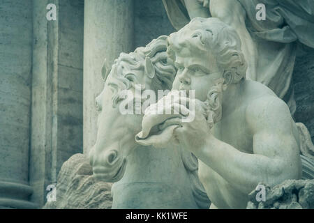 Dettagli della fontana di trevi statue. la fontana di Trevi è la più grande e una delle più famose fontane di Roma. completato nel 1762 appartiene alla la Foto Stock