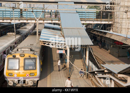 Treni pendolari a dadar stazione ferroviaria, Mumbai Foto Stock