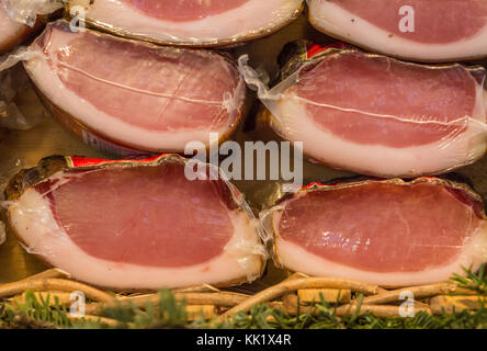 Prosciutto italiano con speck affumicato - cibo tipico a base di carne di maiale - Trentino Alto Adige Italia Foto Stock