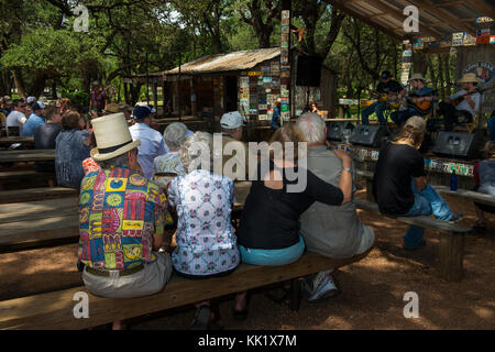 Luckenbach, Texas - 8 giugno 2014: Persone che partecipano a un concerto di musica country a Luckenbach, Texas, USA. Foto Stock