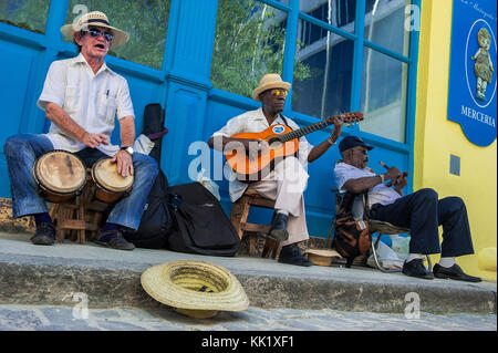 Una band di strada suona musica cubana tradizionale in una strada dell'Avana Vecchia (Habana Vieja), l'Avana, Cuba Foto Stock