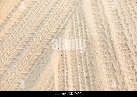 Numerose tracce di pneumatici nella sabbia a Southampton Ocean Beach, Southampton, NY Foto Stock