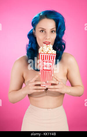 Cheeky vintage pin up girl con popcorn Foto Stock