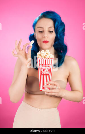 Cheeky vintage pin up girl con popcorn Foto Stock