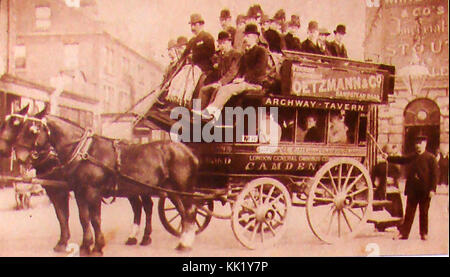 Circa 1895 : Un inglese (Londra) a cavallo il 'Knifeboard Bus' , così chiamata a causa del lungo al piano di sopra di schiena seduta che si estendeva dalla parte anteriore a quella posteriore Foto Stock