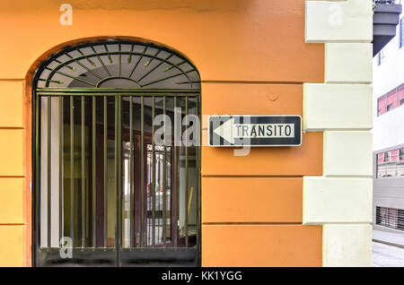 Segno di transito in spagnolo lungo il classico stile coloniale architettura della vecchia San Juan, Puerto Rico. Foto Stock