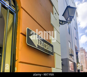 Segno di transito in spagnolo lungo il classico stile coloniale architettura della vecchia San Juan, Puerto Rico. Foto Stock