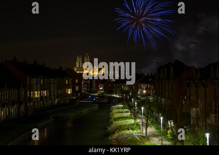 I fuochi d'artificio in cielo, Beverley Minster, East Yorkshire per lanciare Flemingate le luci di Natale accendere. Inghilterra, Regno Unito Foto Stock