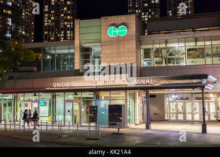 Toronto, Canada - 16 ottobre 2017: l'Unione stazione bus terminal illuminata di notte. città di Toronto, Canada Foto Stock