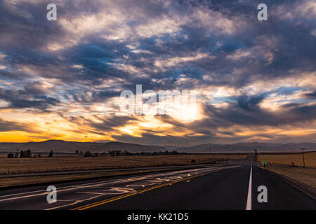 Il tramonto del Diablo gamma di montagne in california Central Valley vicino a gustine " vicino alla Interstate 5 alla fine di novembre 2017 Foto Stock