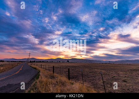 Il tramonto del Diablo gamma di montagne in california Central Valley vicino a gustine " vicino alla Interstate 5 alla fine di novembre 2017 Foto Stock