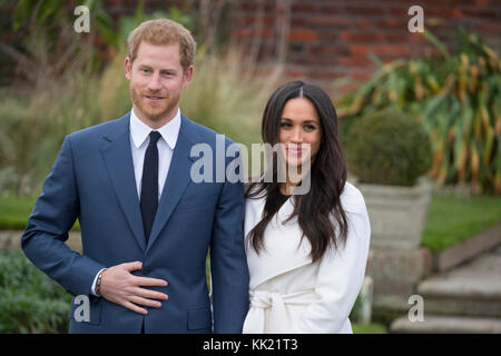 27 novembre 2017 Londra UK Gran Bretagna il principe Harry e la sua fidanzata Meghan Markle posa per fotografie in Sunken Garden a Kensington Palace a Londra dopo che hanno annunciato il loro impegno. Foto Stock