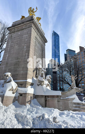 La USS Maine monument vicino a Columbus circle al di fuori del central park di new york city dopo una nevicata. Foto Stock