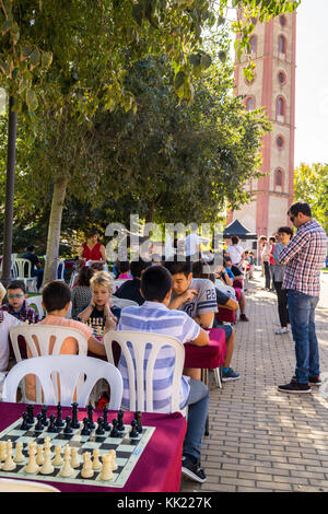 Speed chess knockout torneo, Torre de los Perdigones shot tower, ora sede di una camera obscura, 1885, Siviglia, in Andalusia, Spagna Foto Stock