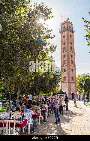 Speed chess knockout torneo, Torre de los Perdigones shot tower, ora sede di una camera obscura, 1885, Siviglia, in Andalusia, Spagna Foto Stock