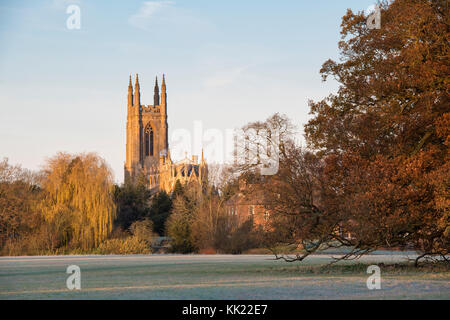 San Pietro ad Vincula chiesa parrocchiale su un pupazzo di neve la mattina in autunno a sunrise. Hampton Lucy, Warwickshire, Inghilterra Foto Stock